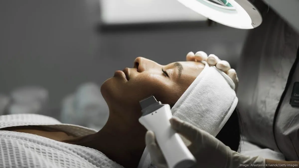 Paciente recostada durante un tratamiento facial